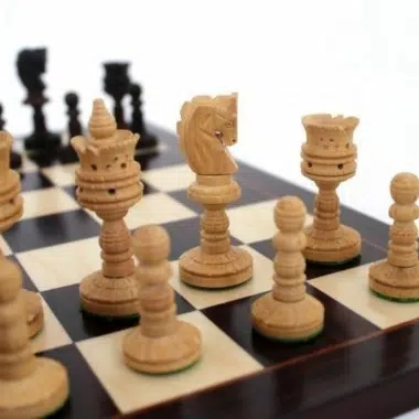 Jeu d'Echecs Sculpté et Échiquier en Bois de Rose Foncé – Image 2