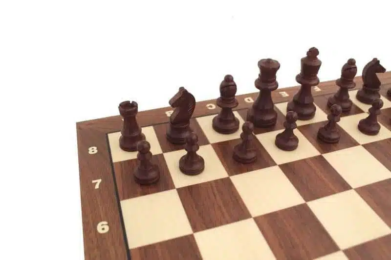 Jeu d'Echecs en Bois Staunton et Échiquier Alphanumérique en Bois de Noyer et Érable avec Coffret de Rangement – Image 2