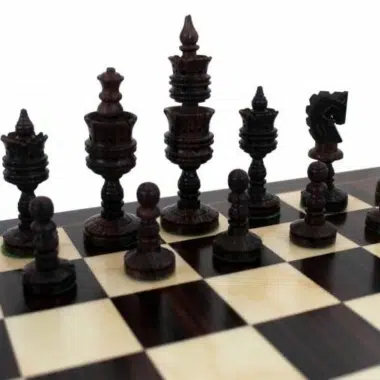 Jeu d'Echecs Sculpté et Échiquier en Bois de Rose Foncé – Image 3