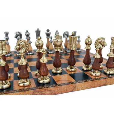 Pièces d'échecs Arabesque en bois et métal alignées sur l'échiquier