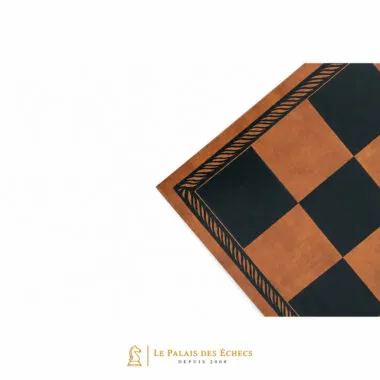 Détail d'un coin de l'échiquier en similicuir montrant la bordure gravée