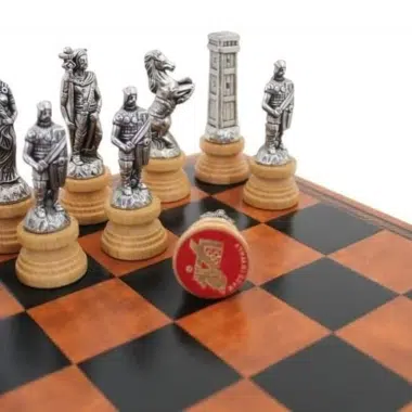 Jeu d'Echecs Romains vs Barbare et Échiquier en Similicuir Marron / Noir – Image 3