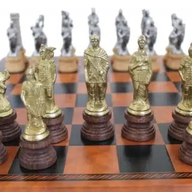 Jeu d'Echecs Romains vs Barbare et Échiquier en Similicuir Marron / Noir – Image 2