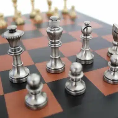 Alternative view of Petit Jeu d'Echecs Moderne en Laiton Artisanal & Échiquier en Cuir Véritable