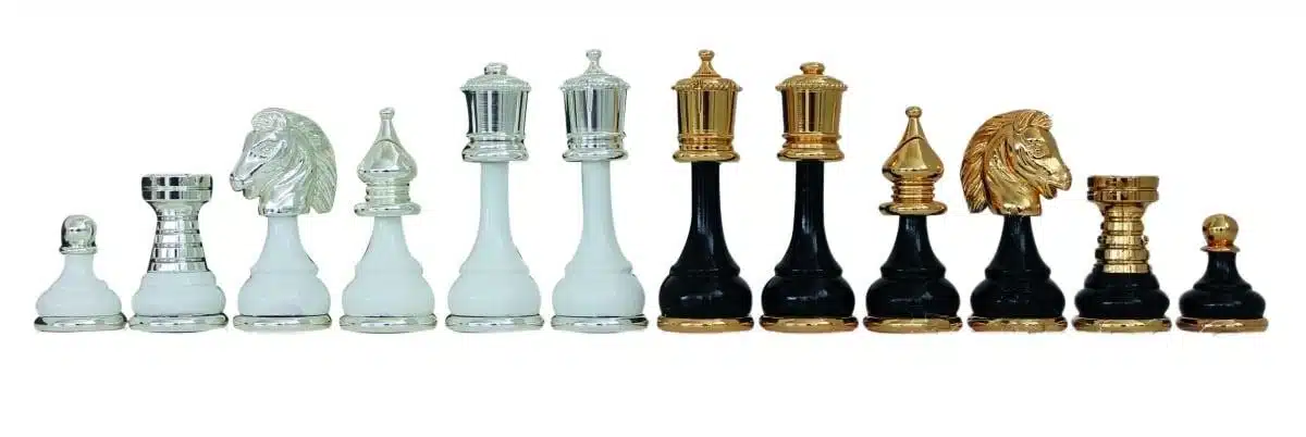 Jeu d'Echecs en Laiton Massif et Bois Plaqué Or et Argent & Échiquier Blanc Sur Pied en Bois et Marbre de Carrare – Image 2