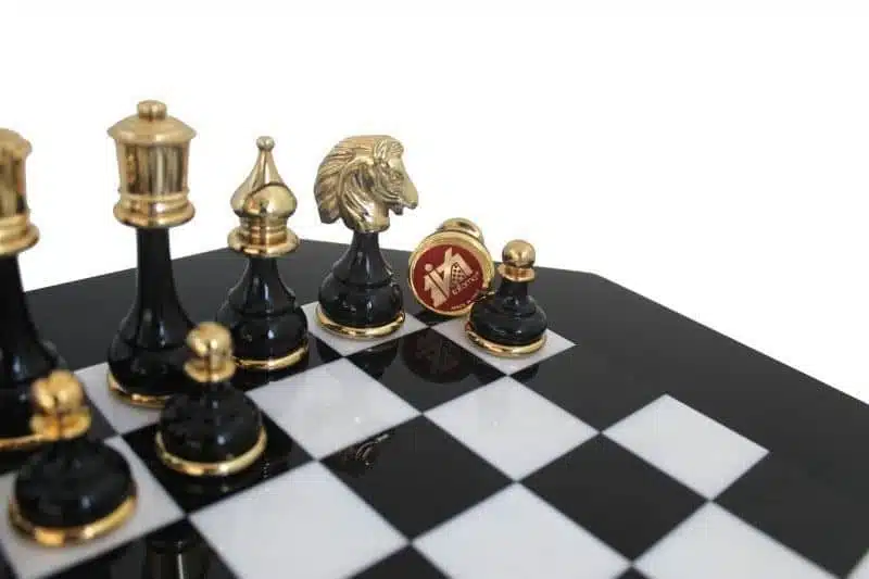 Jeu d'Echecs en Laiton Massif et Bois Plaqué Or et Argent & Échiquier en Marbre et Bois avec Tiroir de Rangement – Image 2