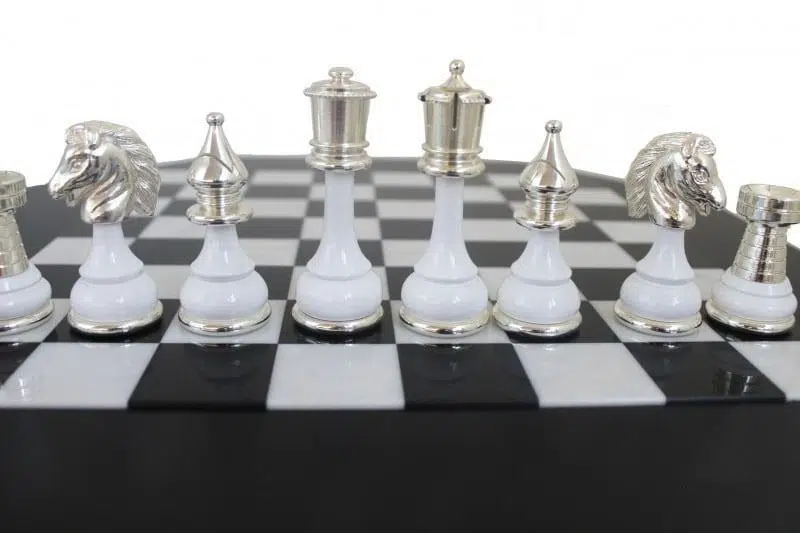 Jeu d'Echecs en Laiton Massif et Bois Plaqué Or et Argent & Échiquier en Marbre et Bois avec Tiroir de Rangement – Image 3