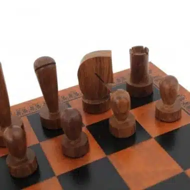 Jeu d'Echecs Contemporain en Bois d'Acacia & Échiquier en Similicuir Marron – Image 3