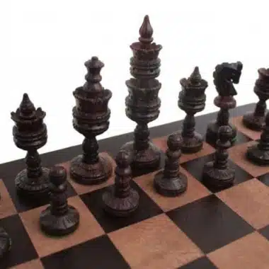Jeu d'Echecs Sculpté en Bois de Palissandre & Échiquier en Cuir Véritable – Image 2