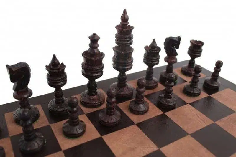 Jeu d'Echecs Sculpté en Bois de Palissandre & Échiquier en Cuir Véritable – Image 2