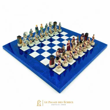 Jeu d'échecs Romains VS Grecs posé sur échiquier bleu et blanc en bois de bruyère
