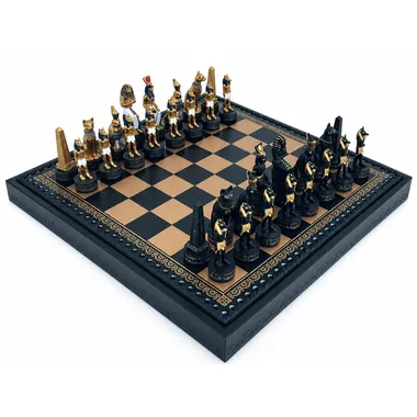 Jeu d'échecs Égypte Ancienne complet posé sur échiquier en similicuir noir et doré