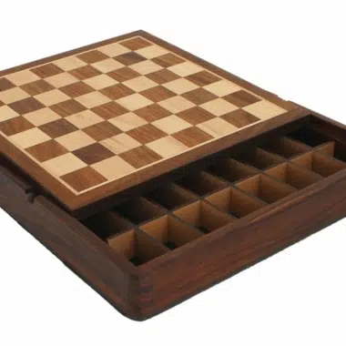 Coffret de rangement ouvert montrant les compartiments vides et l'échiquier replié