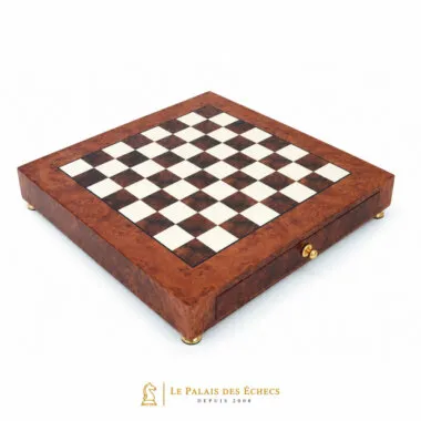 Echiquier sur pied en bois de bruyère vu de trois quarts, cases marquetées