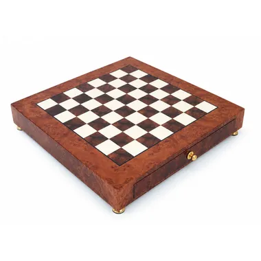 Echiquier sur pied en bois de bruyère vu de trois quarts, cases marquetées