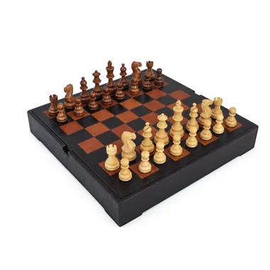 Jeu d'échecs en bois d'acacia posé sur l'échiquier en cuir avec coffret