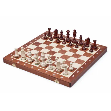 Échiquier pliant en bois avec pièces brunes et naturelles en position de jeu
