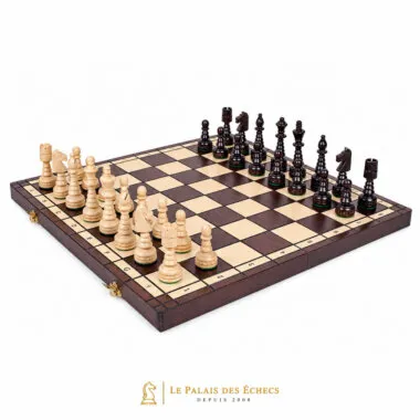 Jeu d'échecs complet en bois sur échiquier pliant, pièces en position de jeu