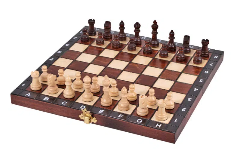 Jeu d'échecs Étudiant en bois installé, pièces claires et foncées en jeu