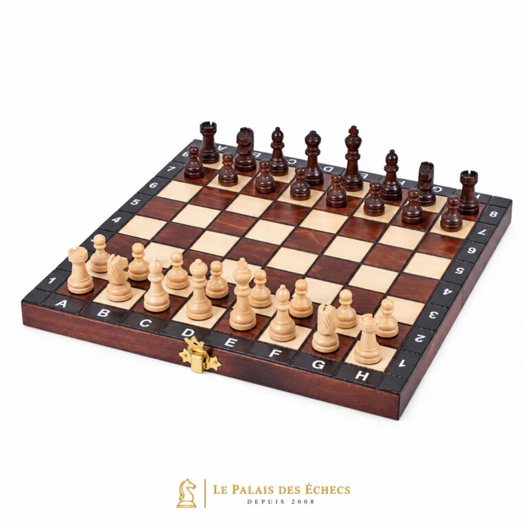 Jeu d'échecs Étudiant en bois installé, pièces claires et foncées en jeu