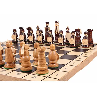 Jeu d'échecs à thème viking sur échiquier en bois, vue rapprochée