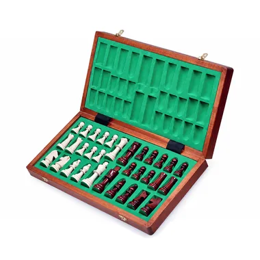 Coffret ouvert doublé de feutrine verte avec toutes les pièces d'échecs rangées