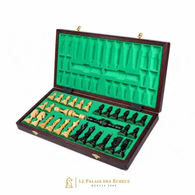 Coffret ouvert montrant le rangement en feutrine verte des pièces