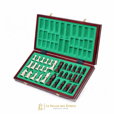 Coffret ouvert montrant le rangement intégré des pièces d'échecs en feutrine verte