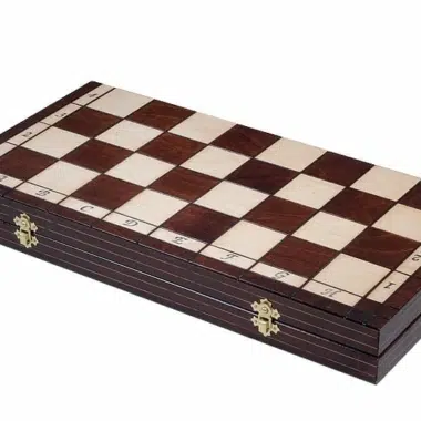 Échiquier pliant en bois fermé, vue d'ensemble avec fermoirs dorés