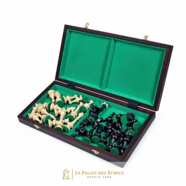 Coffret ouvert en bois avec compartiments en feutrine verte et pièces rangées