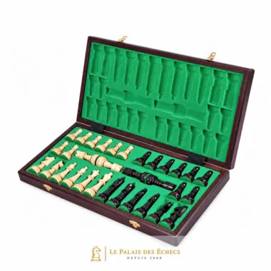 Échiquier pliant ouvert servant de coffret de rangement avec pièces en bois