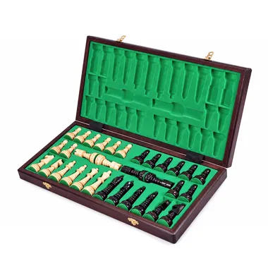 Échiquier pliant ouvert servant de coffret de rangement avec pièces en bois
