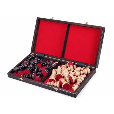 Coffret pliable ouvert avec pièces d'échecs rangées dans la feutrine rouge