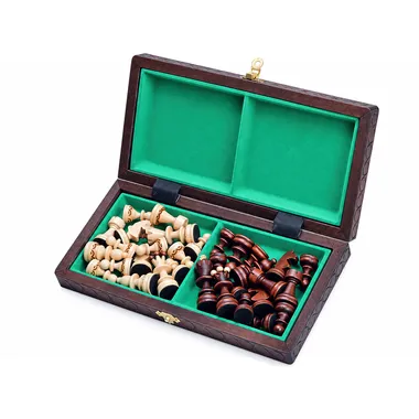 Coffret ouvert du jeu d'échecs pliable, pièces rangées dans la doublure verte