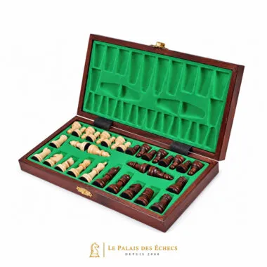 Coffret de rangement ouvert avec pièces d'échecs rangées dans la feutrine verte