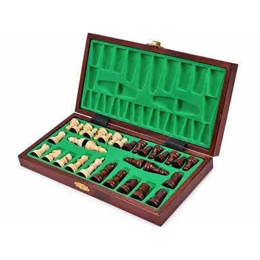Coffret de rangement ouvert avec pièces d'échecs rangées dans la feutrine verte