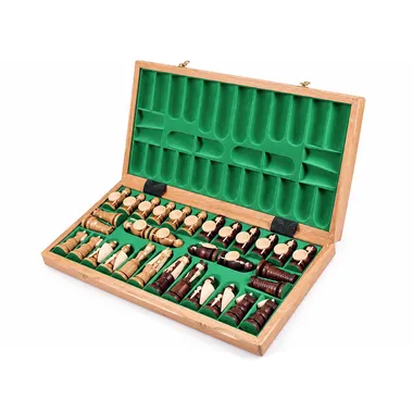 Coffret en bois ouvert avec pièces d'échecs rangées dans la feutrine verte
