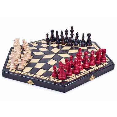 Jeu d'échecs trois joueurs en bois avec pièces rouges, naturelles et brunes
