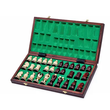 Coffret ouvert en bois doublé de feutrine verte rangeant toutes les pièces d'échecs