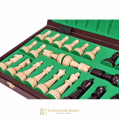 Coffret de rangement ouvert garni de feutrine verte avec pièces d'échecs rangées