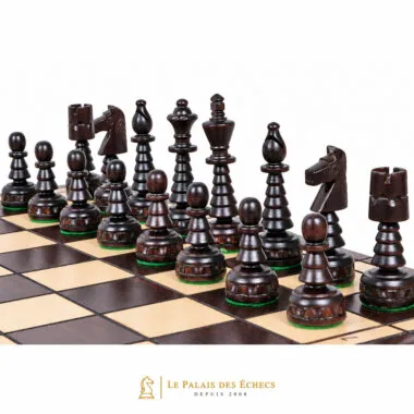 Pièces d'échecs foncées en bois alignées sur l'échiquier, détail des sculptures