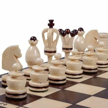 Pièces d'échecs claires sculptées avec détails foncés, alignées sur l'échiquier