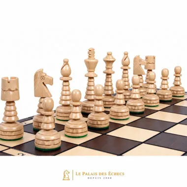 Pièces d'échecs claires en bois naturel disposées sur l'échiquier, vue rapprochée