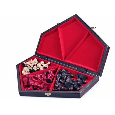 Coffret ouvert du jeu d'échecs trois joueurs révélant les pièces dans leur compartiment