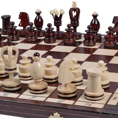 Pièces d'échecs claires et foncées face à face sur l'échiquier, détail des rangées
