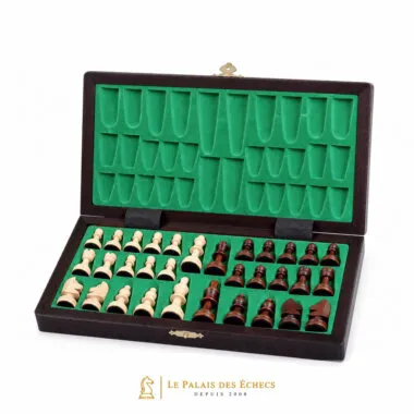 Coffret de rangement ouvert avec pièces d'échecs rangées dans la feutrine verte
