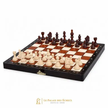 Petit jeu d'échecs magnétique en bois, pièces en position de départ sur coffret ouvert