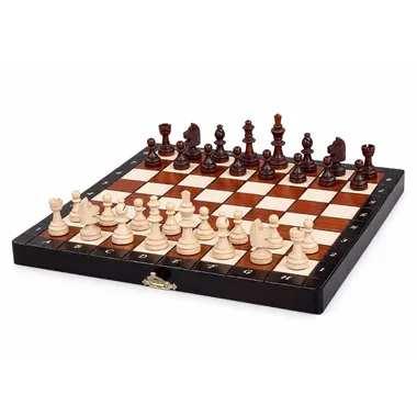 Petit jeu d'échecs magnétique en bois, pièces en position de départ sur coffret ouvert