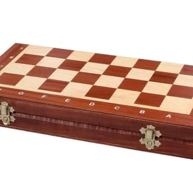 Coffret d'échecs fermé montrant l'échiquier marqueté et les fermoirs métalliques