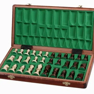 Coffret pliant ouvert vu de face avec toutes les pièces d'échecs disposées